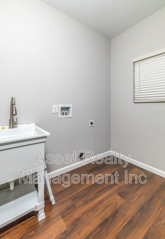 Building Photo - 619 Midlake Dr NE