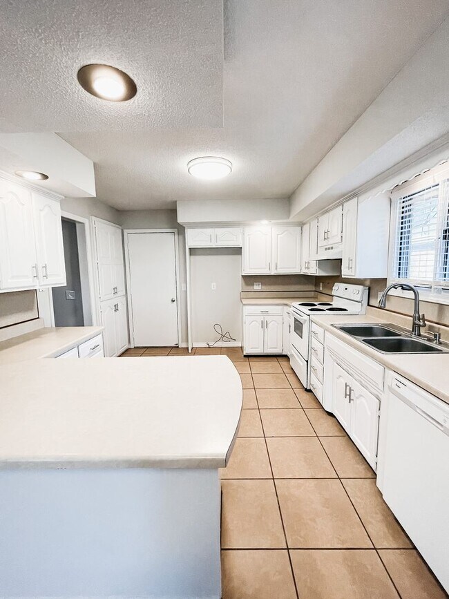 Building Photo - Southwest Springfield - Kickapoo High