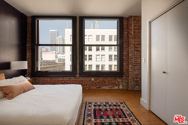 Building Photo - 460 S Spring St