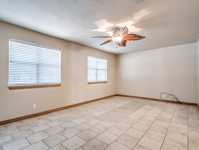 Building Photo - 1320 Frederick Dr