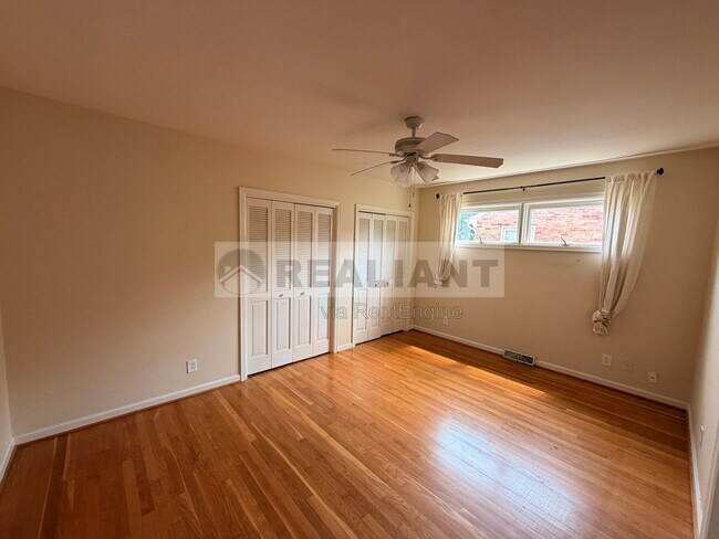 Building Photo - 2039 Fontaine Rd