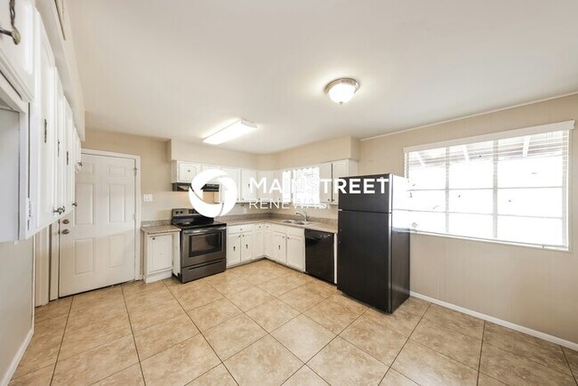 Building Photo - 2 Bedroom Pet-Friendly Home in Phoenix, AZ with Main Street Renewal