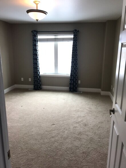 Building Photo - 1035 Road Runner St.