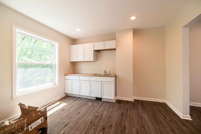 Building Photo - 156 Leicester Ct