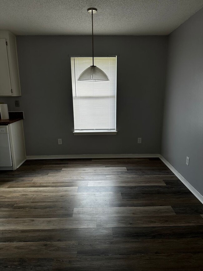 Building Photo - Country Living