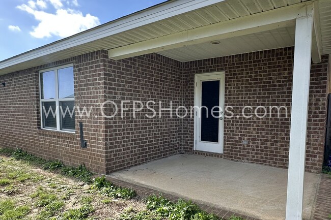 Building Photo - AVAILABLE NOW IN REDSTONE COMMONS