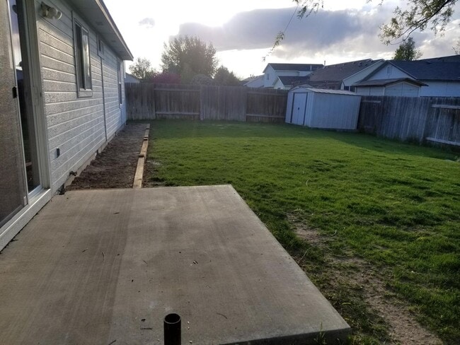 Building Photo - Great location 3 bedroom 2 bath home