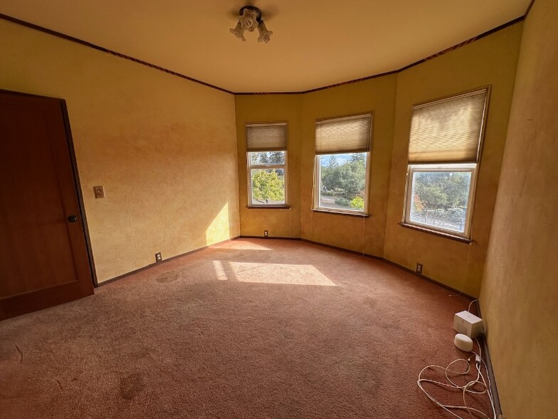 Building Photo - 48 Valley View Rd