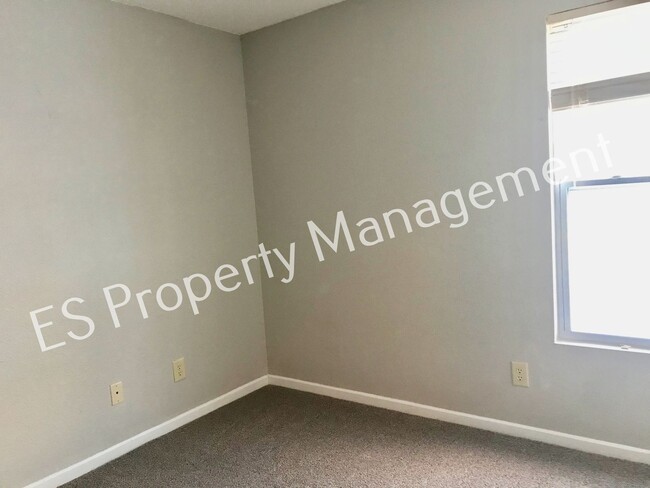 Building Photo - Beautiful 3 Bedroom 2 Bathroom Ranch Style Home in Lawrence!