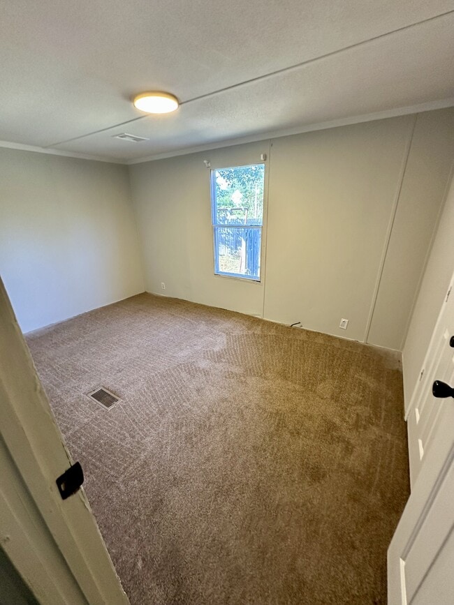 Building Photo - 605 Latham Rd