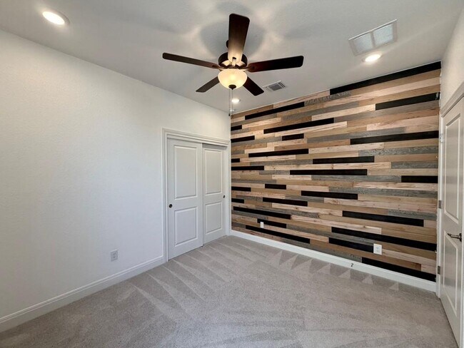 Building Photo - 125 Slenderleaf Dr