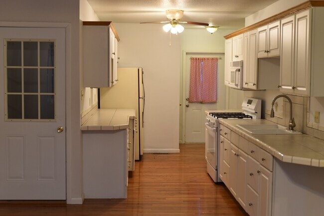 Building Photo - 817 W 2nd St