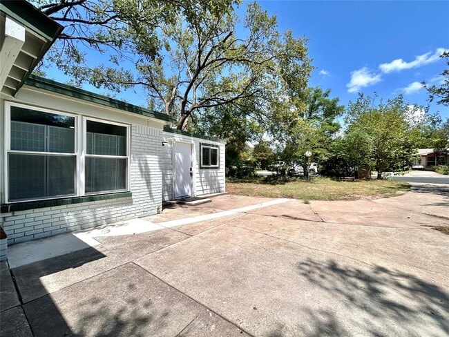 Building Photo - 2309 Devonshire Dr