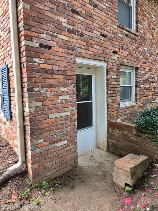 Building Photo - 2422 Sunset Dr NE