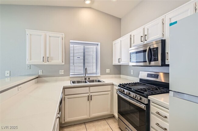 Building Photo - 924 Clubview Dr