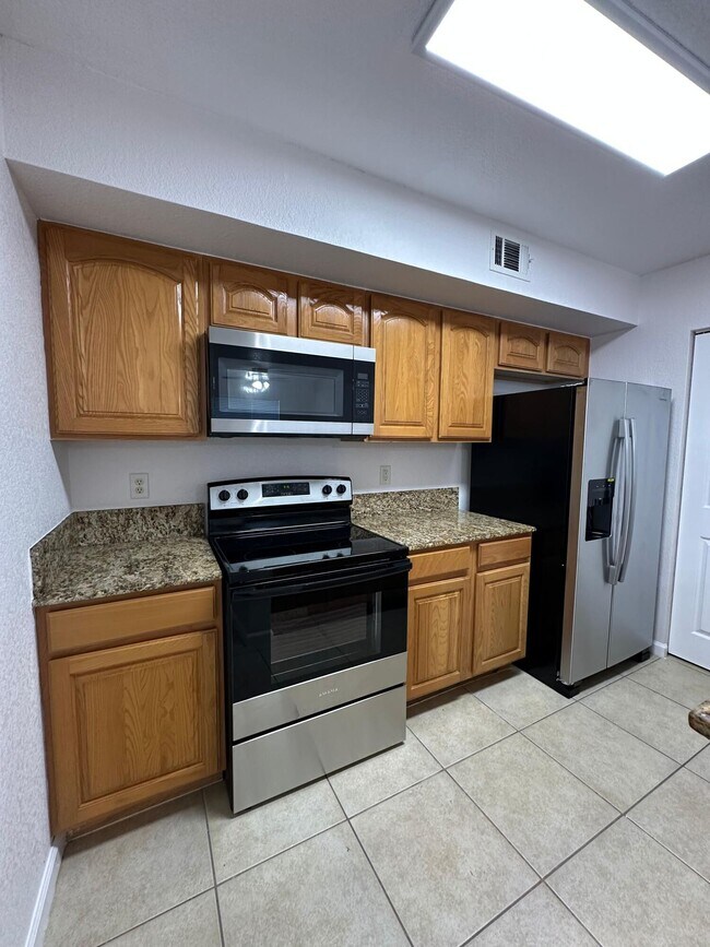 Building Photo - 261 SW Palm Dr