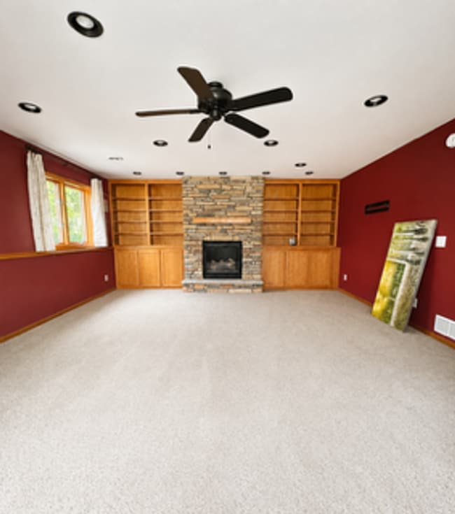 Building Photo - Spacious Split-Level Home with Large Backyard