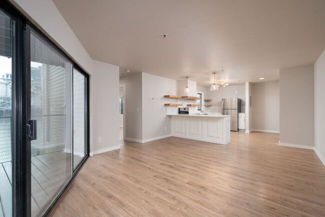 Building Photo - Modern Waterfront Living at The McCormick Pier! Call TODAY to schedule a tour! 503-664-4101