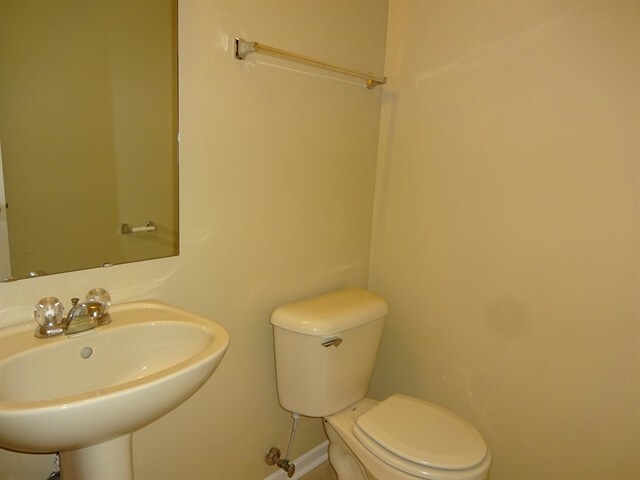 Building Photo - 489 Bourneside Dr