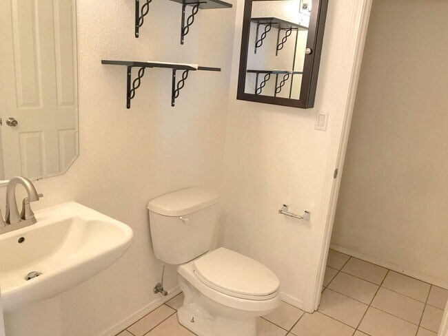 Building Photo - Spacious 4 bedroom Northern Meadows Home with Refriderated Air!