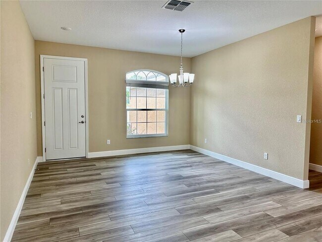 Building Photo - 13075 House Finch Rd