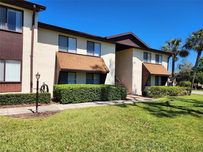 Building Photo - 552 Fairways Dr