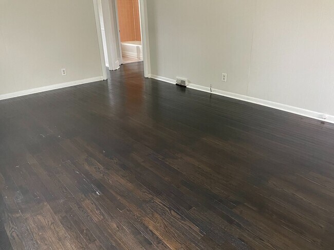 Building Photo - Renovated 2 BR Convenient to Battleground