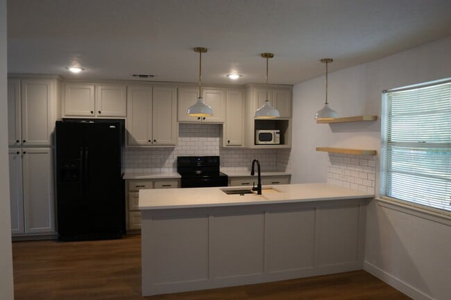 Building Photo - 737 Hallvale Dr