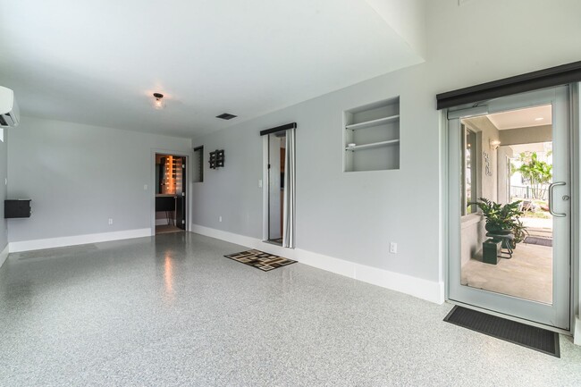 Building Photo - Unique 3 Bed, 3 Bath Waterfront Property w...
