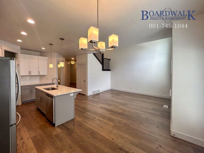Building Photo - Spacious 3 bed in Quiet Community