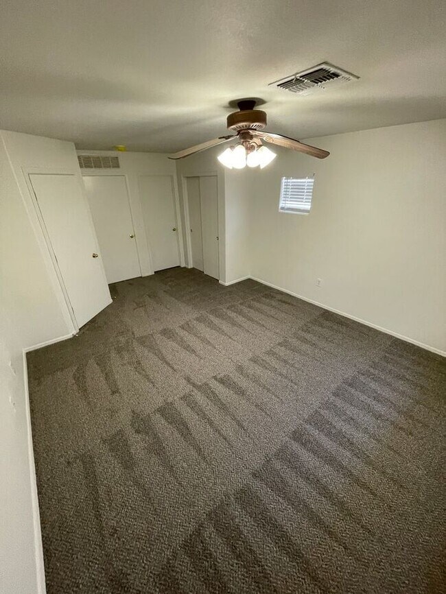 Building Photo - READY TO TOUR! Spacious 4 Bed 2 Bath Home in Phoenix