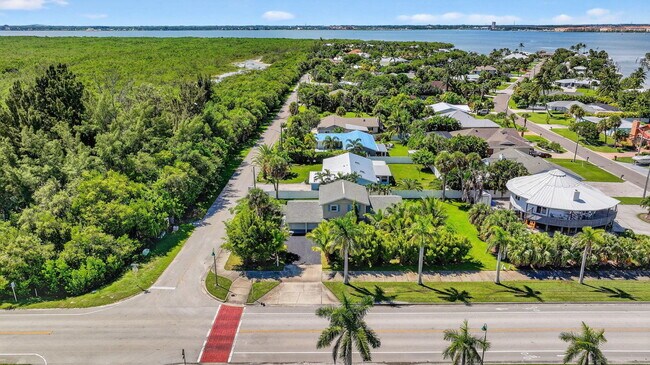 Building Photo - 2025 S Ocean Dr