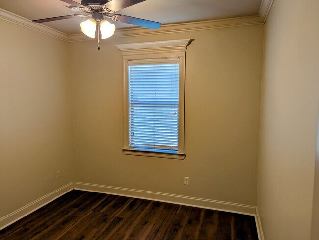 Building Photo - Welcome to Milton Estates!