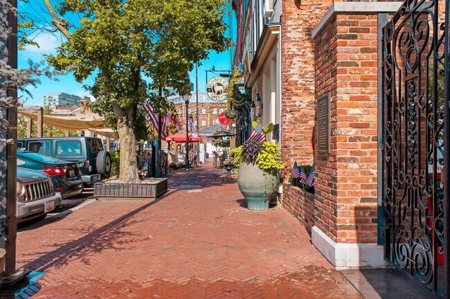 Building Photo - 420-A S Regester St