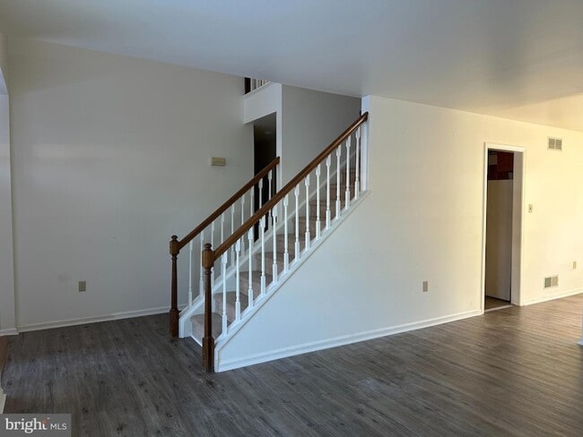 Building Photo - 25 Green Meadow Ct