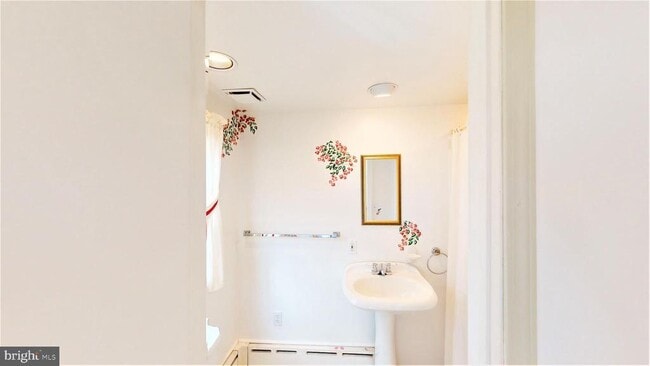 Building Photo - 726 BLOOMING Glen