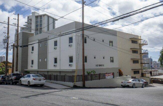 Building Photo - Convenient Cozy Studio Utilities Included