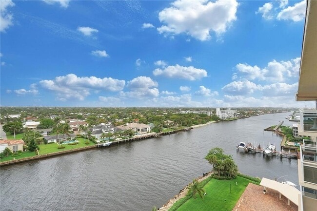 Building Photo - 1160 Hillsboro Mile Unit 904