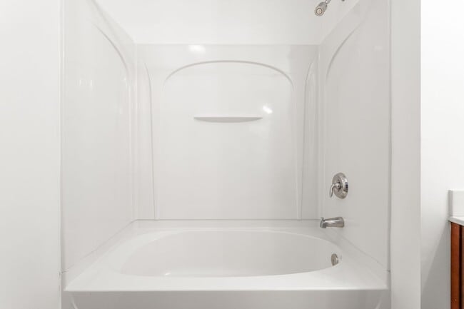 Building Photo - **Charming 2/2.5 Burlington Townhome**