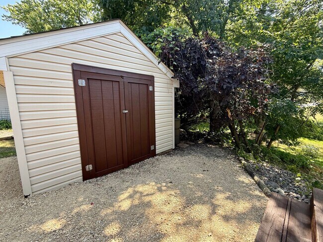 Building Photo - Remodeled 5BR/2BA Walkout Rambler Near Fish Lake Available Now! Lawn care Included!