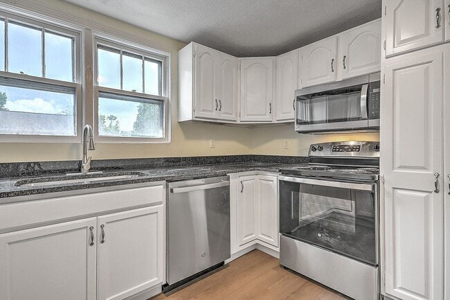 Building Photo - 4 Bedrooms 3 Baths Bristol TN