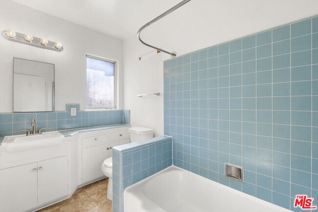 Building Photo - 923 N San Vicente Blvd