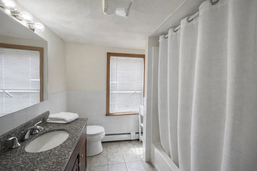 Building Photo - 585 Somerville Ave