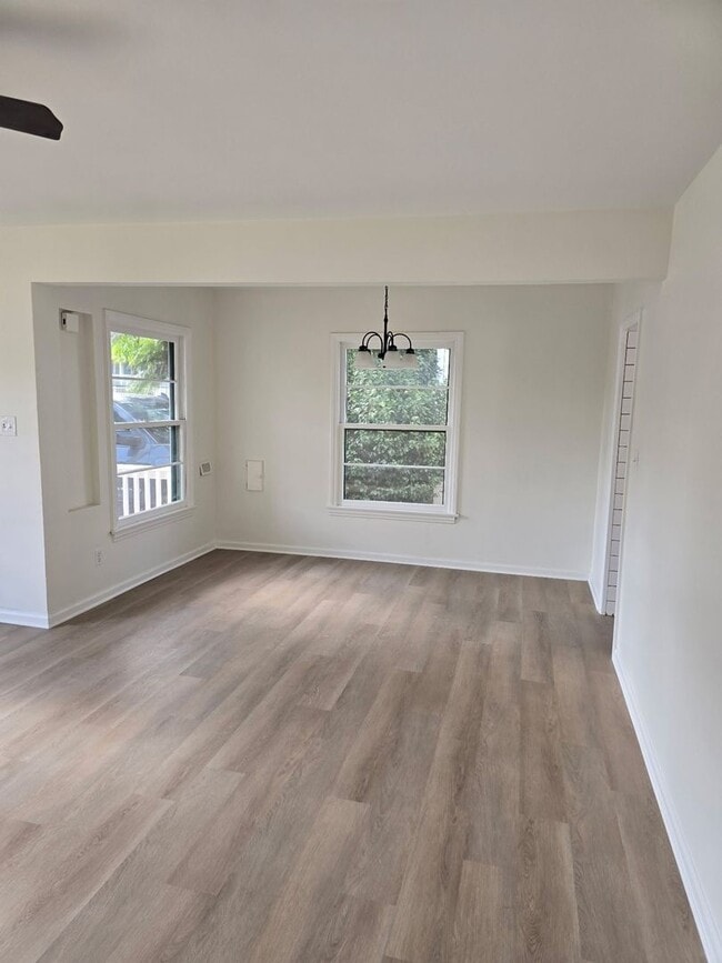 Building Photo - ORANGE OLD TOWN PLAZA  3 BEDROOM 2 BATH HO...