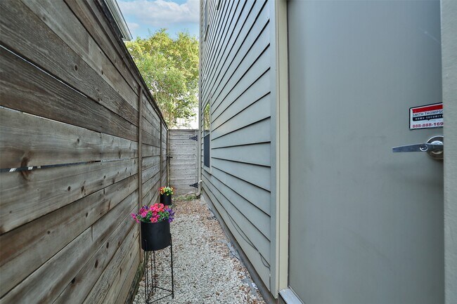 Building Photo - 5012 Cornish St