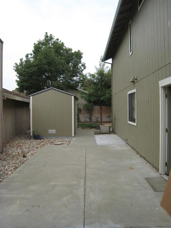 Building Photo - Nicely updated and well maintained home in the Meadowhawk subdivision!