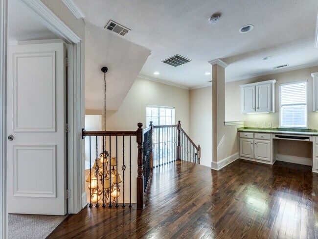 Building Photo - 3 bedroom 3 bath Duplex