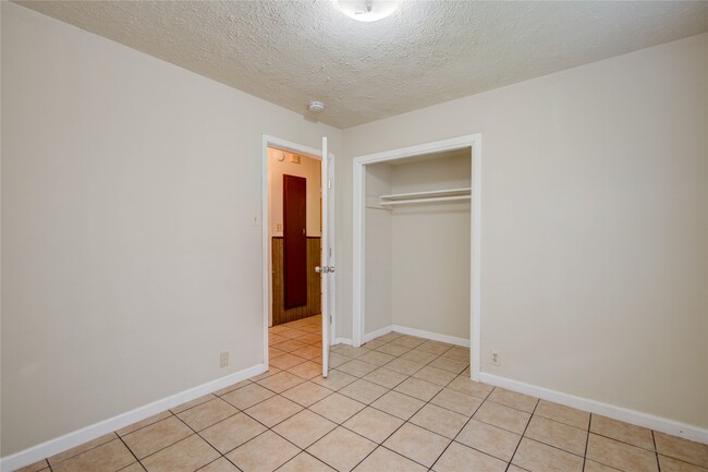 Building Photo - 9526 Balsam Ln