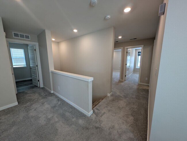 Building Photo - LIKE-NEW 4 bedroom home in Lacey!