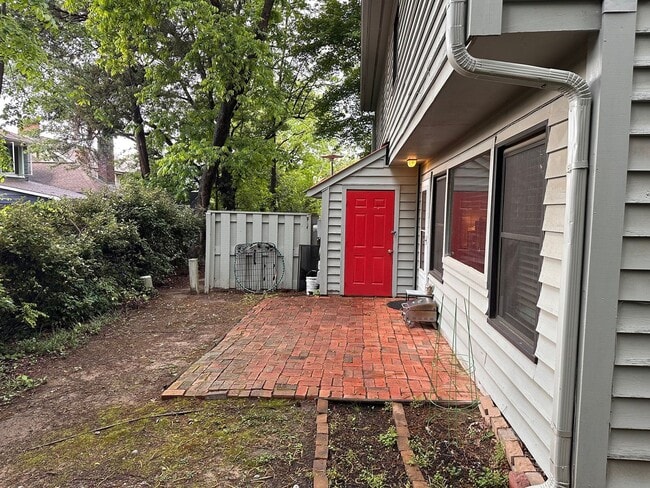 Building Photo - Cute 3/2.5 Townhome Near Downtown Durham
